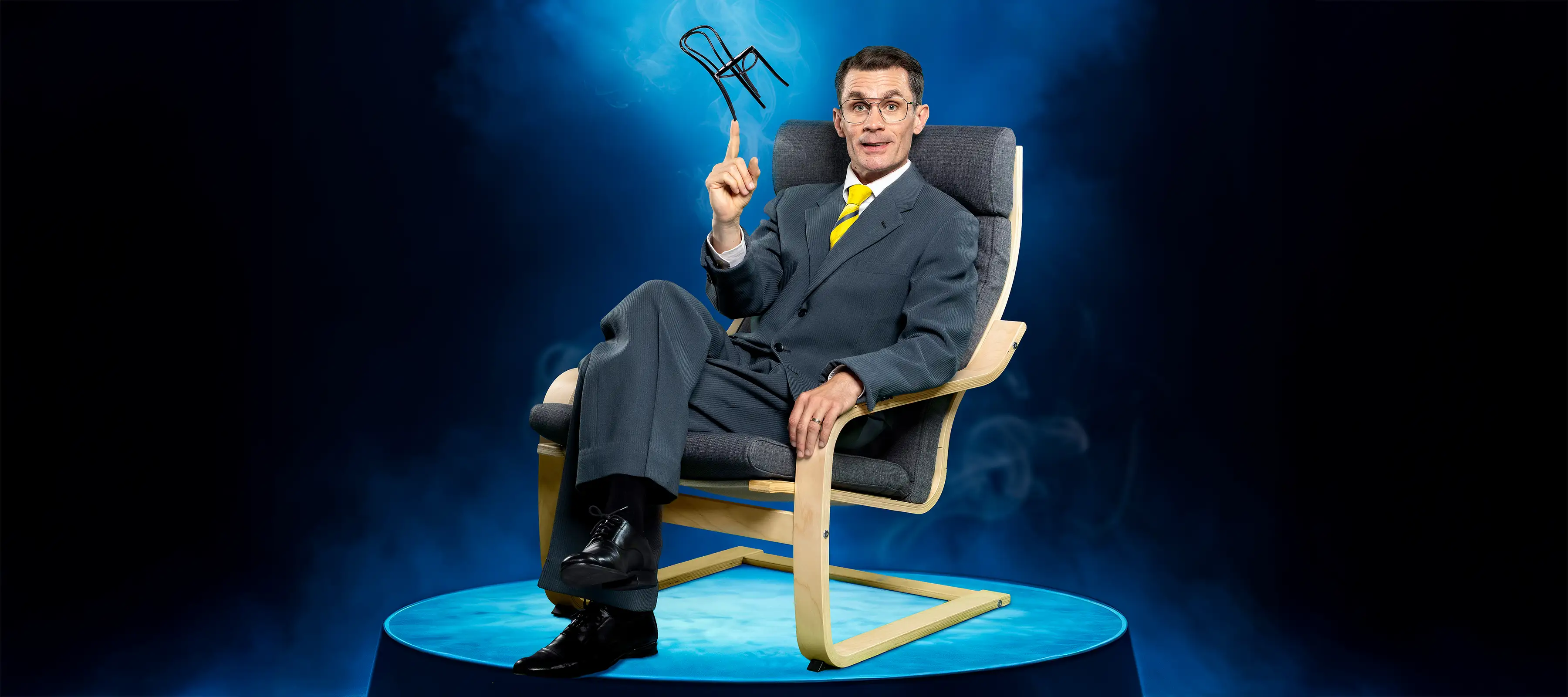 Karaktären Ingvar sittandes i en IKEA fåtölj.