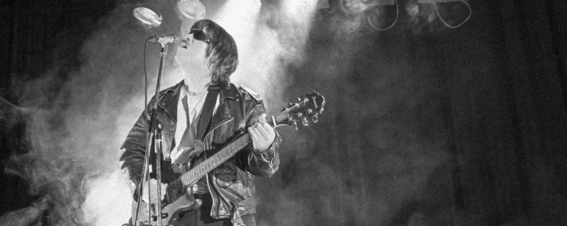 Björn Johnsson som Eddie Meduza sjungande på scenen.