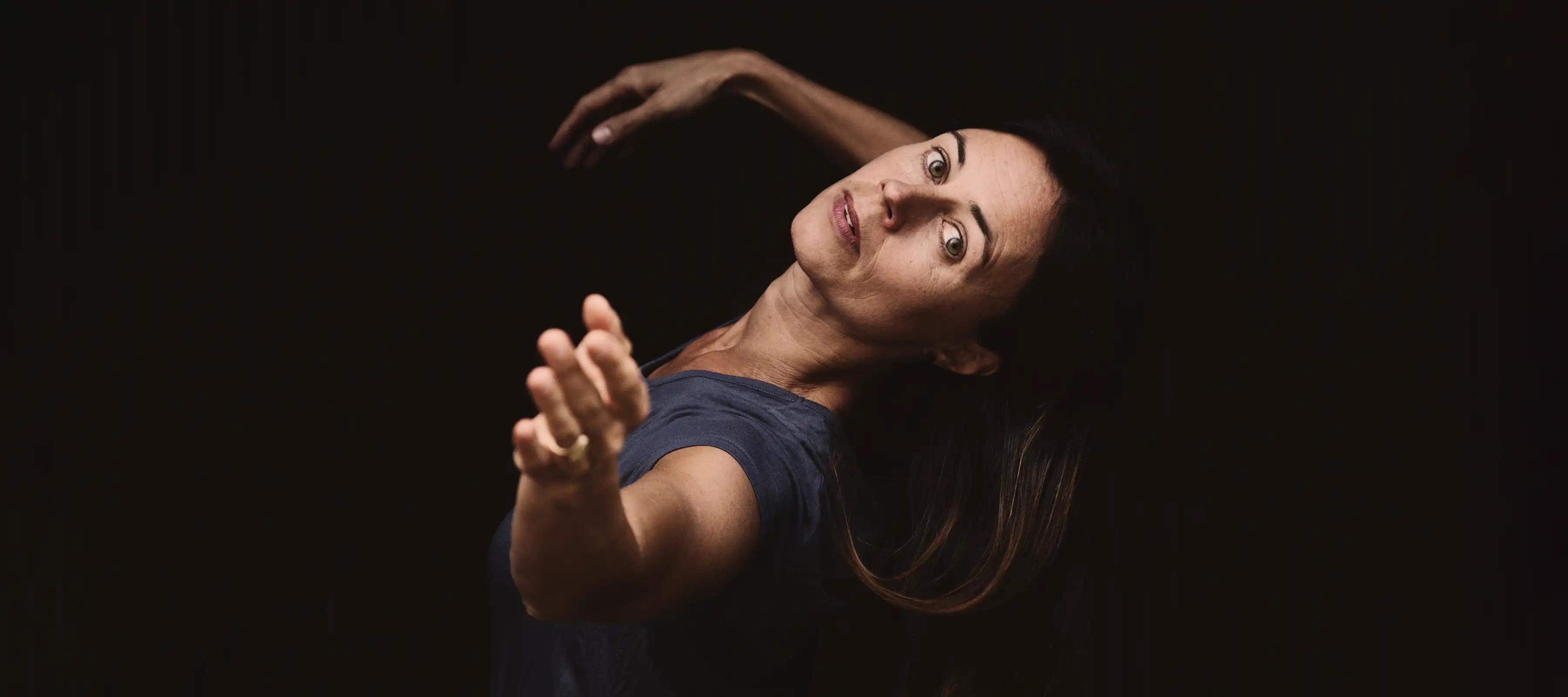 Dansare som kollar rakt på dig.