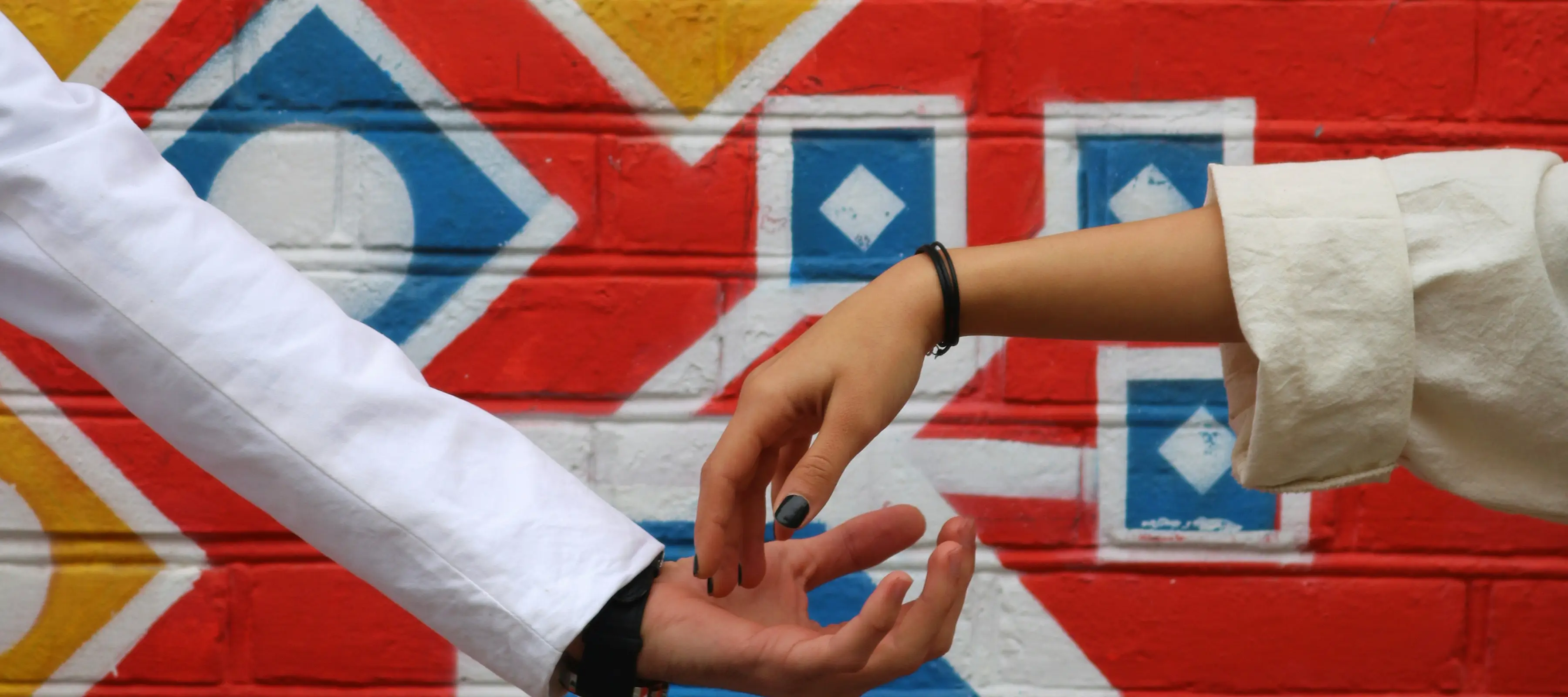 Två händer som möts